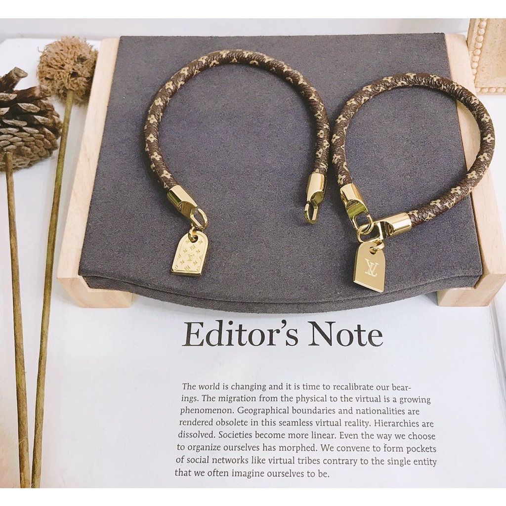 Vòng Tay Louis Vuitton Bằng Thép Titan Họa Tiết Chữ LV Sang Trọng Thời Trang