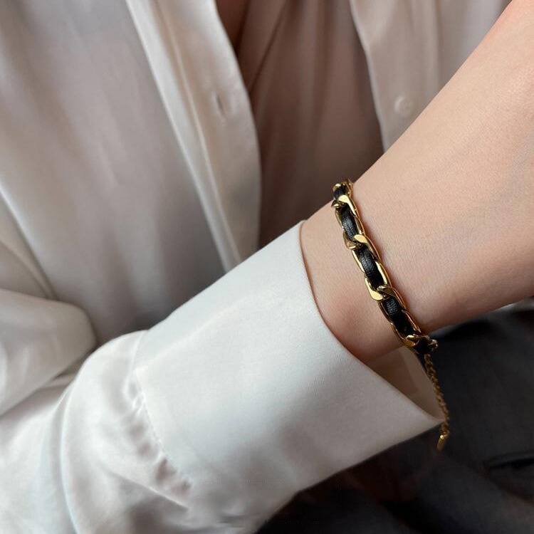 Vòng đeo tay bằng thép titan Phiên bản Hàn Quốc Đơn giản Thời trang Chuỗi cổ điển Vòng tay da PU đen