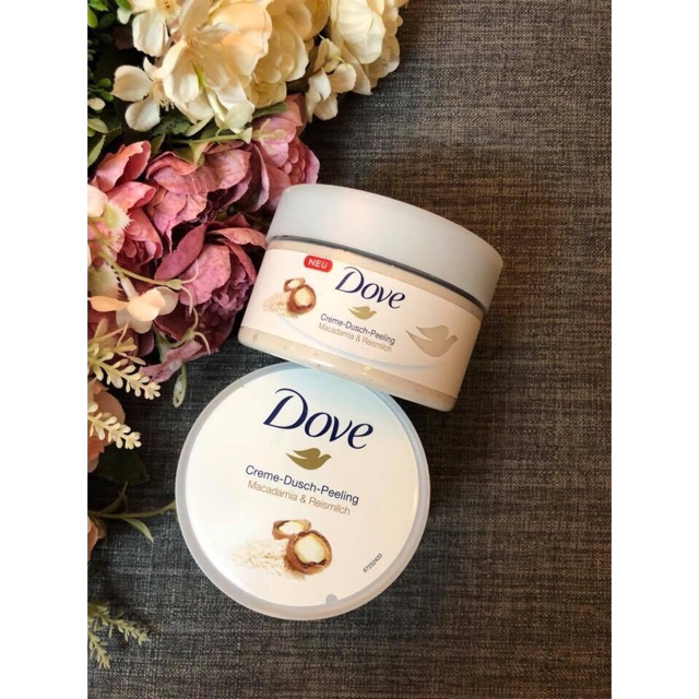 Kem tẩy da chết Dove Creme Peeling chiết xuất từ hạnh nhân và gạo sữa.