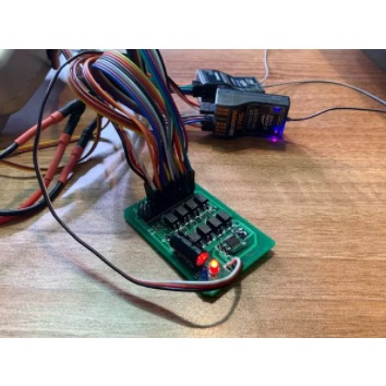Module sử dụng 2 bộ TX RX điều khiển 4 servo cho máy bay
