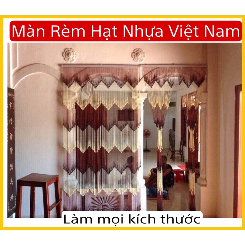 Màn rèm hạt che cửa phòng khách. Rèm hạt nhựa hồ lô kem nâu.