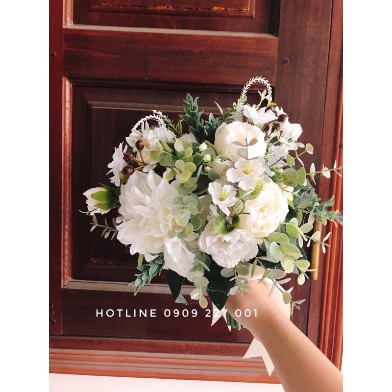 BÓ HOA CƯỚI CẦM TAY CÔ DÂU VẢI LỤA HOA THƯỢC DƯỢC TRẮNG VÀ LÁ XANH PHONG CÁCH CƯỚI HIỆN ĐẠI TỰ NHIÊN