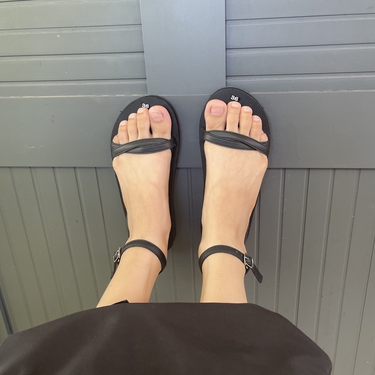 Giày xăng đan dép xăng đan nữ đen và kem