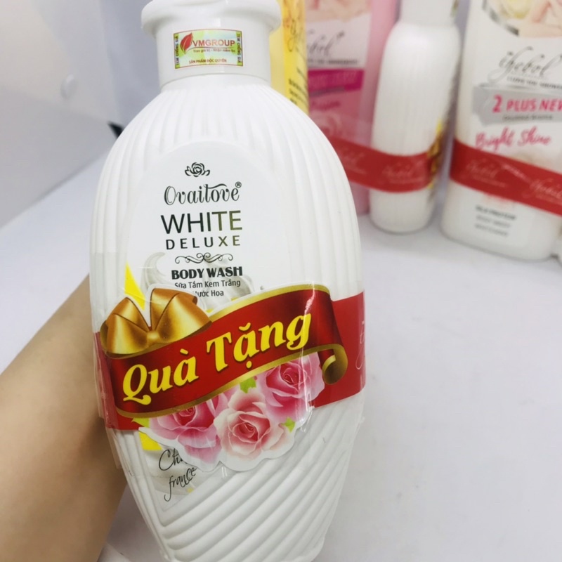 Sữa tắm trắng da The Bol chai 380g tặng kèm chai nhỏ có hạt massa