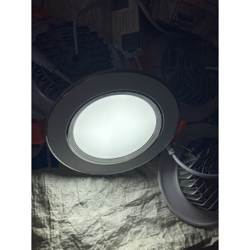 Đèn led âm trần viền trắng đế Đúc