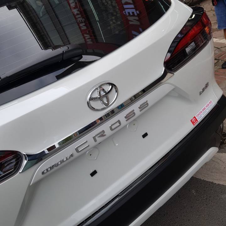 Ốp trang trí tay mở cốp sau Toyota Cross