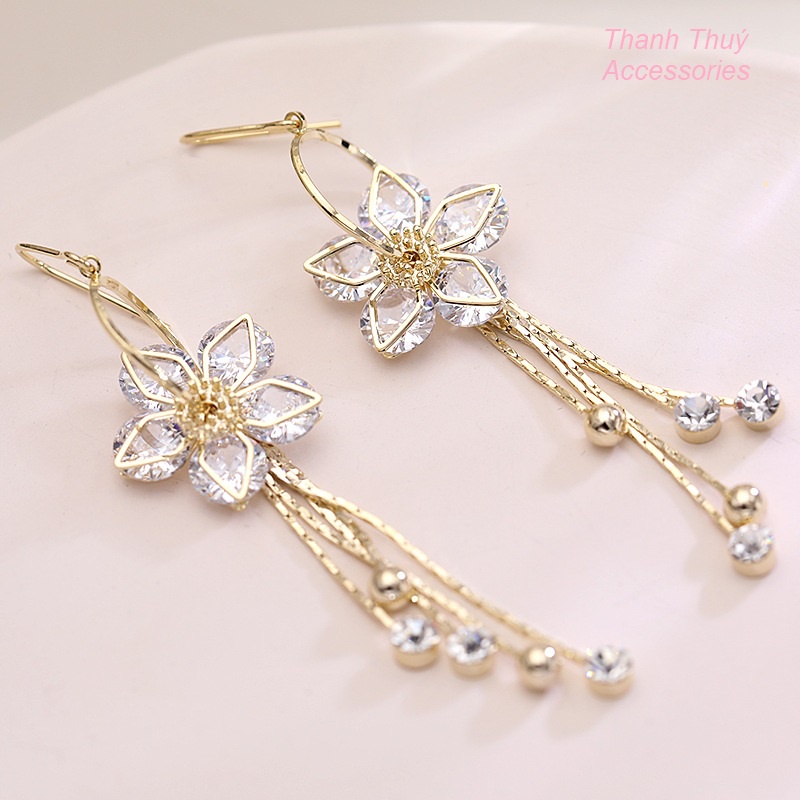 Bông tai nữ bông hoa pha lê có 4 màu tím, xanh dương, hồng, trắng, do Hàn Quốc thiết kế