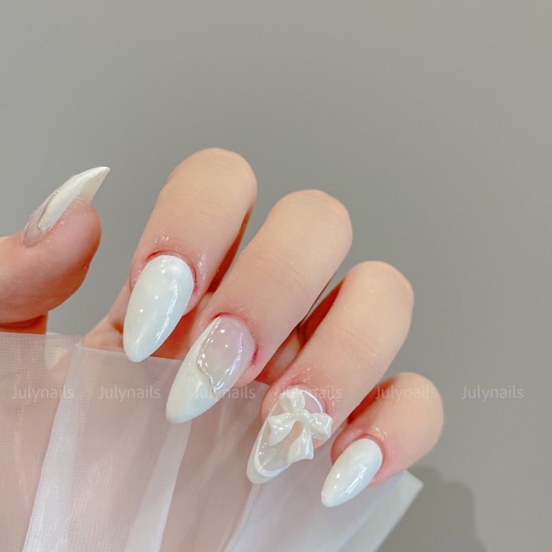 Móng Úp thiết kế màu trắng kẻ nổi dáng tròn nhọn dài đính nơ julynails.vn nb113