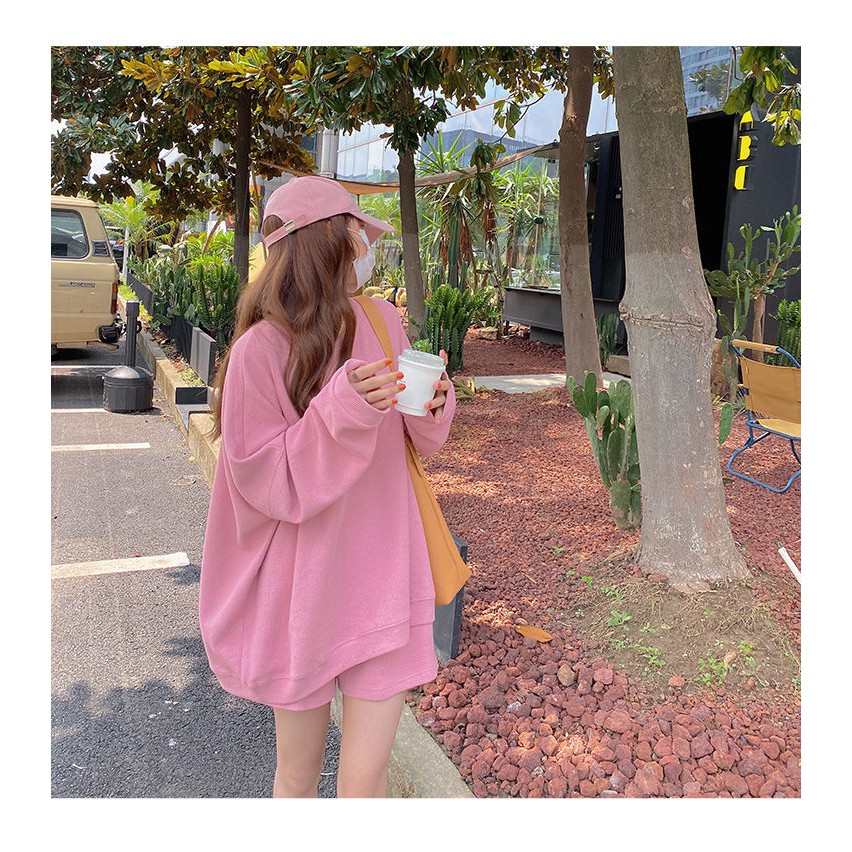 Bộ áo len tay dài cổ tròn và quần ngắn thời trang Hàn Quốc mới thịnh hành cho nữ | BigBuy360 - bigbuy360.vn