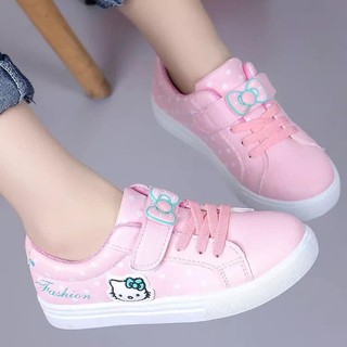 Combo: 2 đôi giày + 1 set quần áo