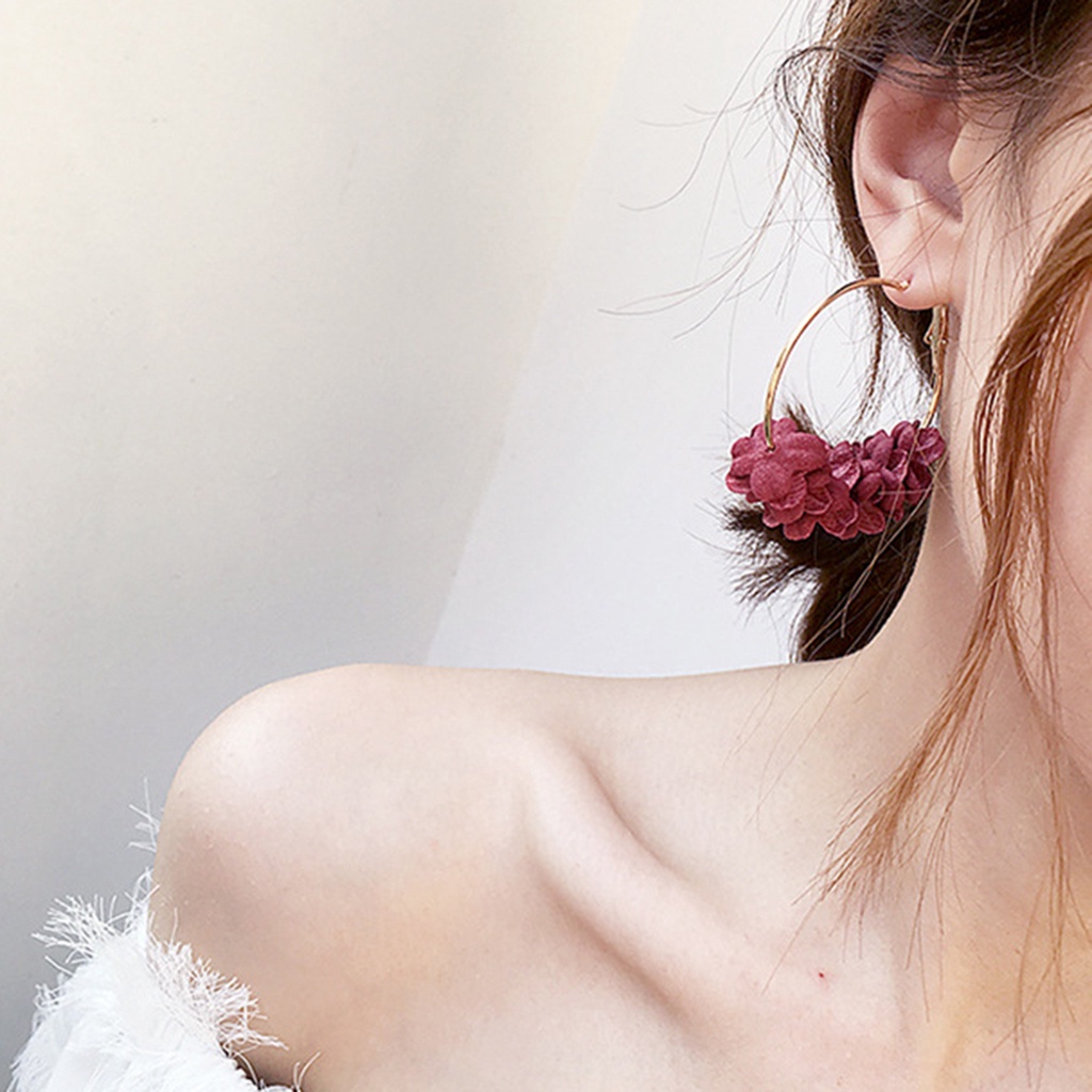 Đôi khuyên tai kim loại dạng vòng phối hoa trang trí độc đáo cho nữ