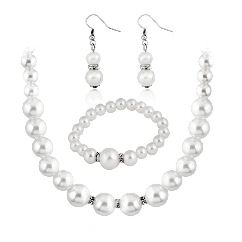 Bộ trang sức ngọc trai gồm dây chuyền hoa tai và vòng tay thiết kế sang trọng và tinh tế