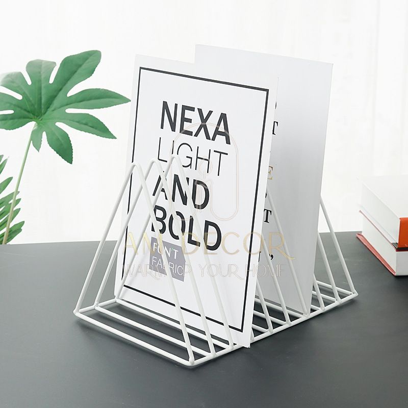 Kệ, giá đỡ sách báo, tạp chí tam giác sắt Bắc Âu decor trang trí  bàn học, tủ sách sang trọng - AM Decor