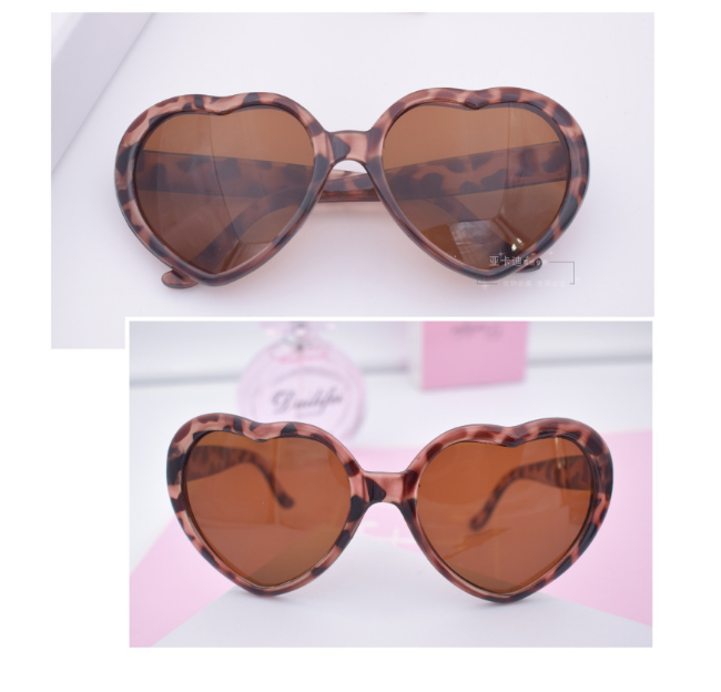 Kính Mát Gọng Trái Tim Lớn Cho Bé