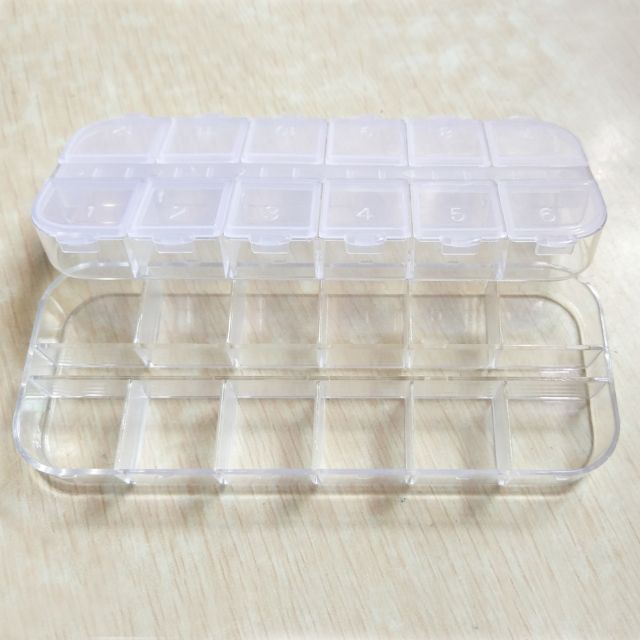 Hộp nhựa 12 ngăn có nắp riêng biệt