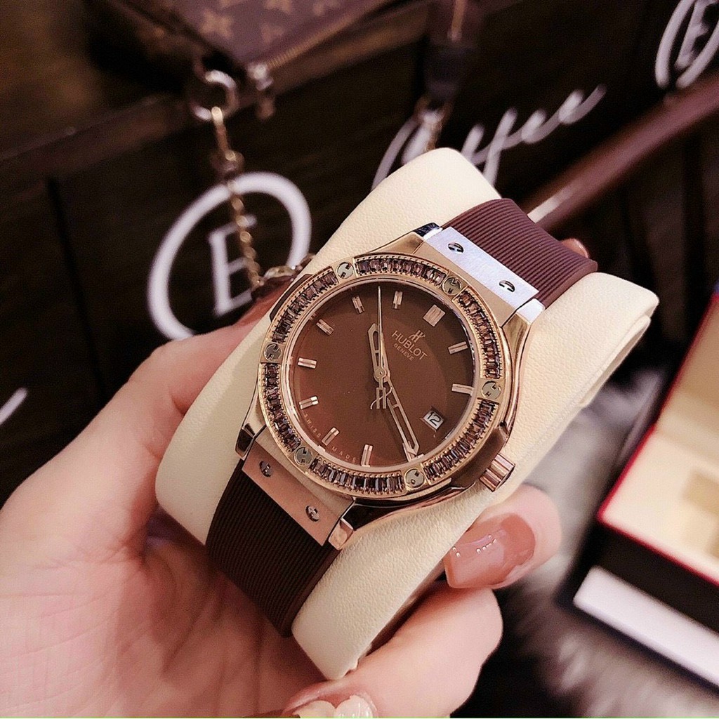 Đồng hồ nữ Hublot cao cấp mặt tròn đính đá,dây cao su thơm vani - LUTOS Việt Nam