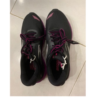 Trả giày sơn ( brooks)