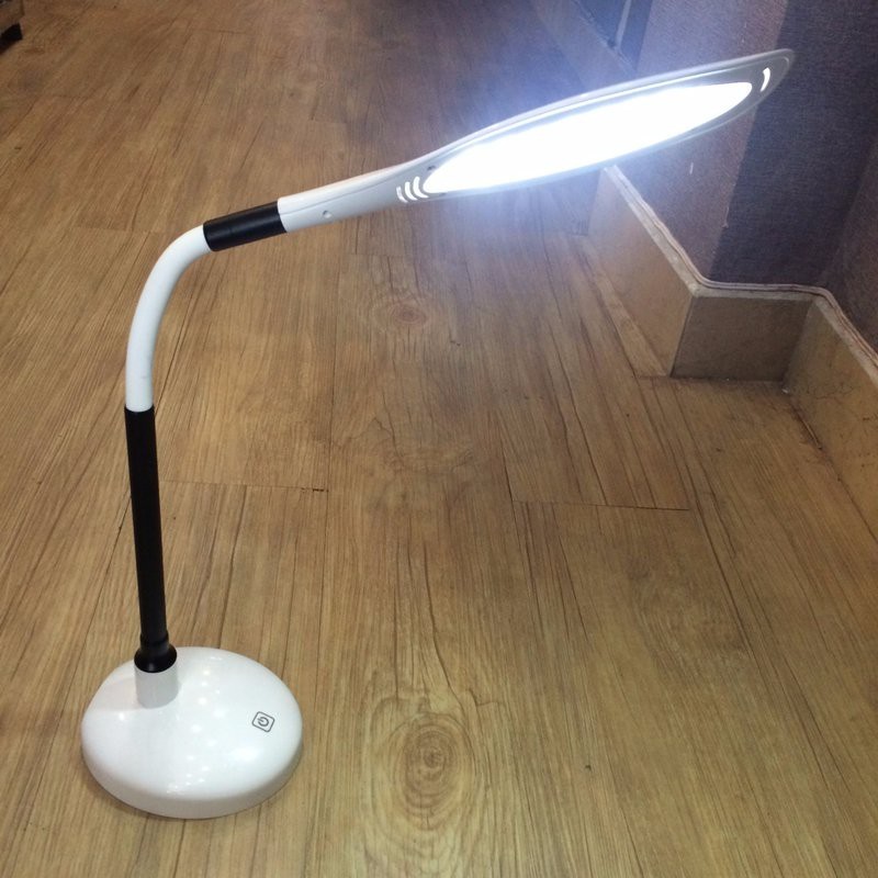 Đèn led để bàn