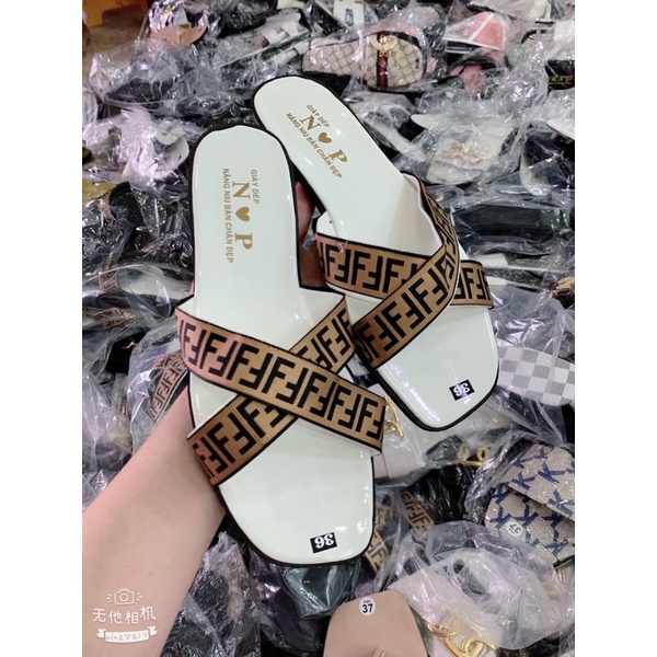 dép quai chéo đen fen dy nền trắng đầu tròn. bao bền đẹp. nắng mưa đều mang được. cam kết như hình. ( hình tự chụp )