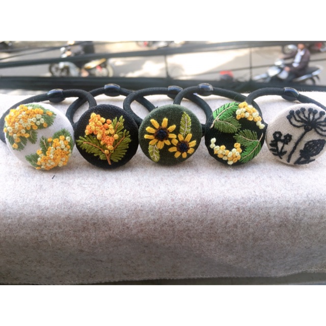 Cột tóc bọc vải thêu hoa handmade