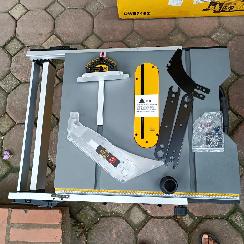 Máy cưa bàn Dewalt DWE7492 2000W