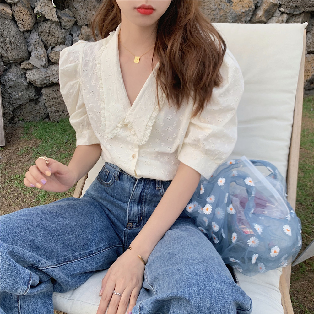 Áo màu trắng cổ chữ V tay phồng phối vải ren xinh xắn dễ thương