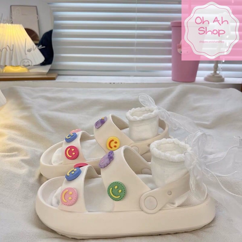 🍓  Dép Đi Học Siêu Nhẹ Chất Liệu EVA Gắn Charm Hình Mặt Cười Dễ Thương
