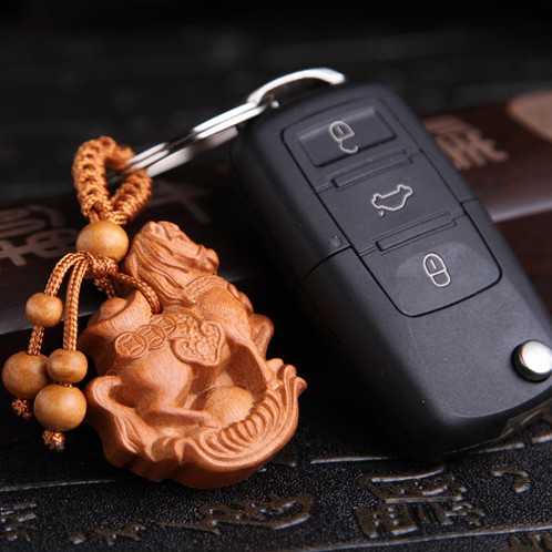 Móc khoá gỗ phong thuỷ khắc thủ công hình Ngựa cõng thỏi vàng tài lộc