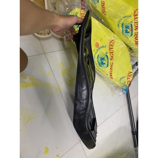 Đế yên Sirius Fi , bao cứng và đã đổ chống gãy