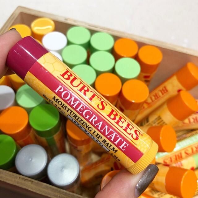 Son dưỡng môi Burt's Bees Moisturing Lip Balm 100 % Natural 4.25g