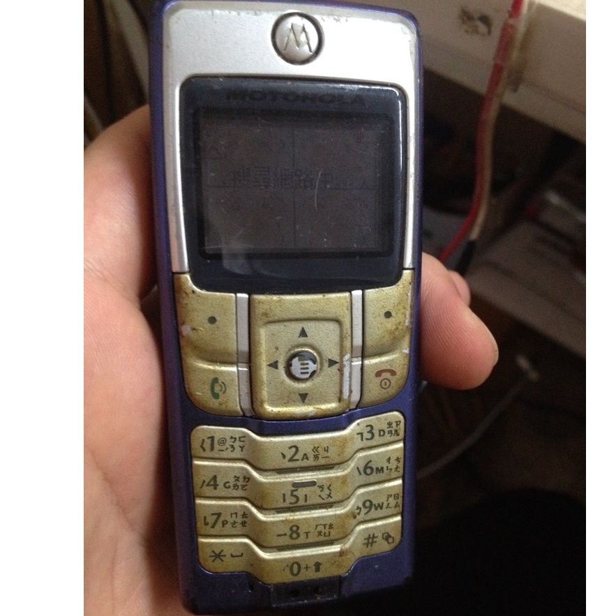 Xác MOTOROLA C157  mất đèn màn , không tét gì thêm, máy không bin