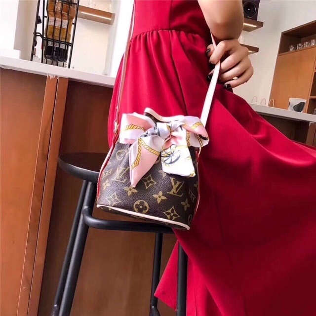 Túi đeo dây rút.