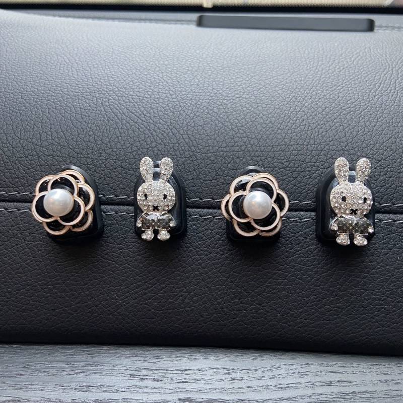 Móc nhỏ treo đồ trang trí nội thất ô tô đẹp mắt cho nữ DBIC