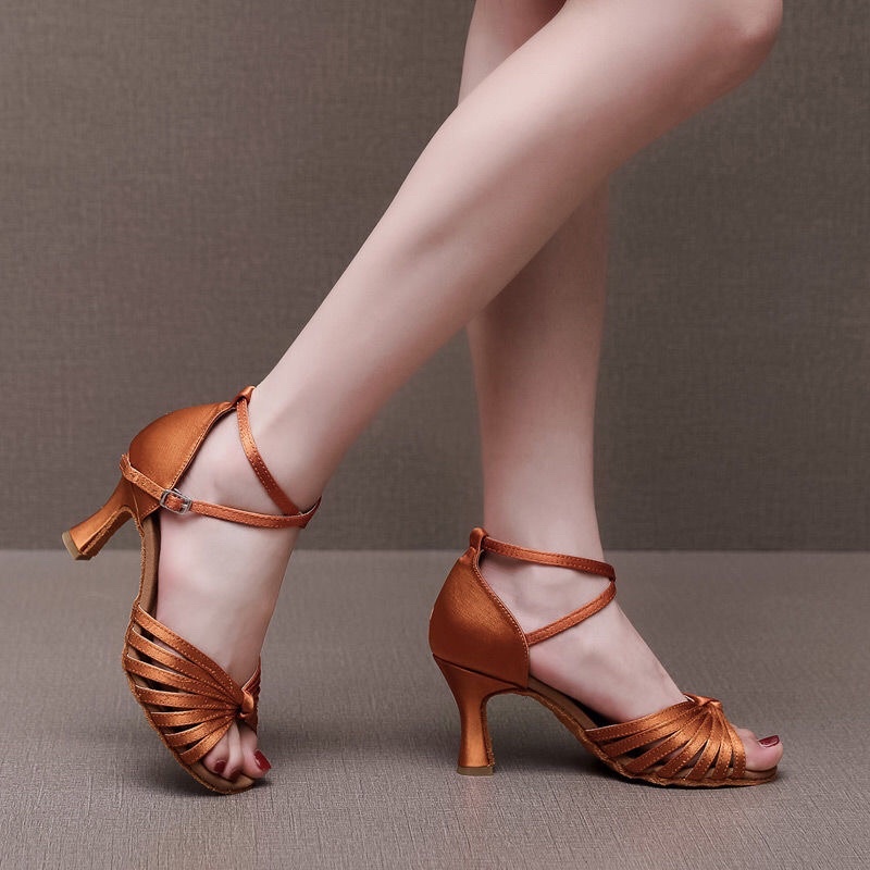 Giầy khiêu vũ latin
