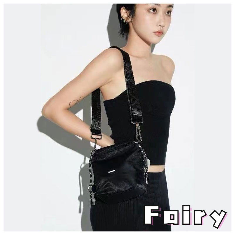 Pil Thương Hiệu Thương Hiệu Thương Hiệu Thương Hiệu / Túi đeo dưới cánh tay bodice Bằng satin Thần Kỳ