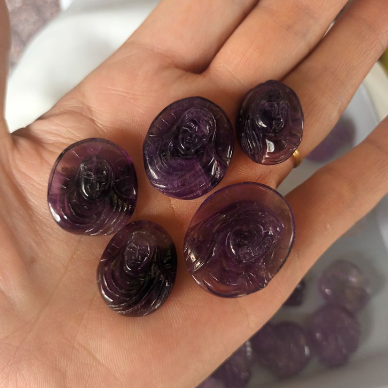 Mặt Đức Mẹ Maria màu tím