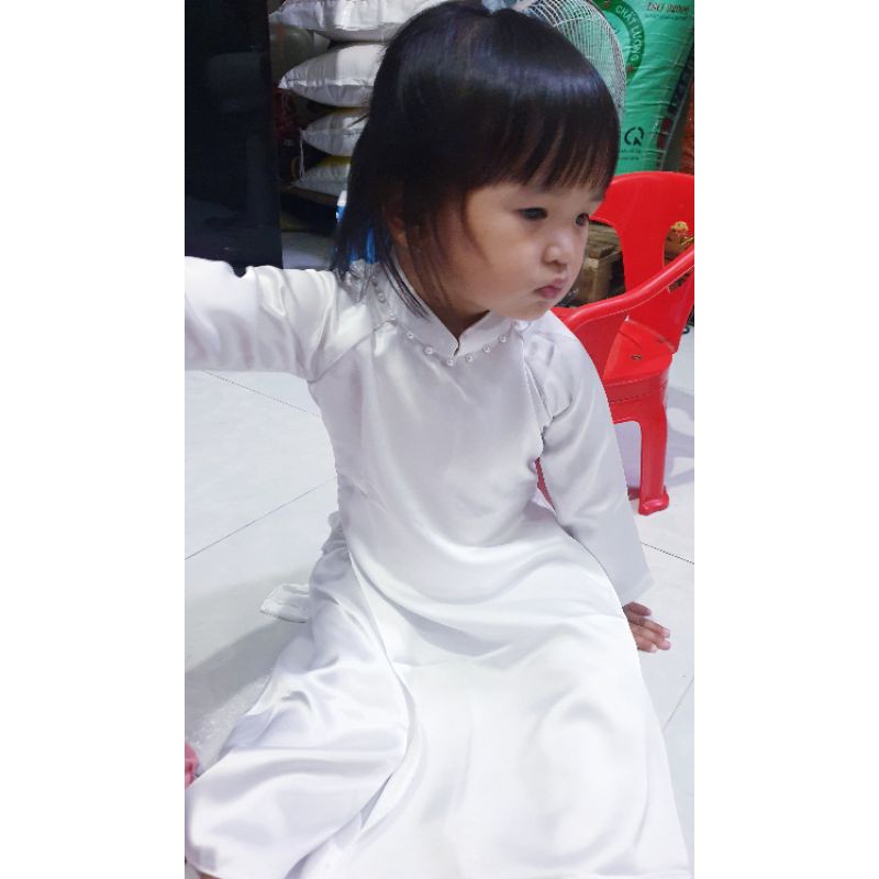 Áo dài lụa trắng cho bé gái
