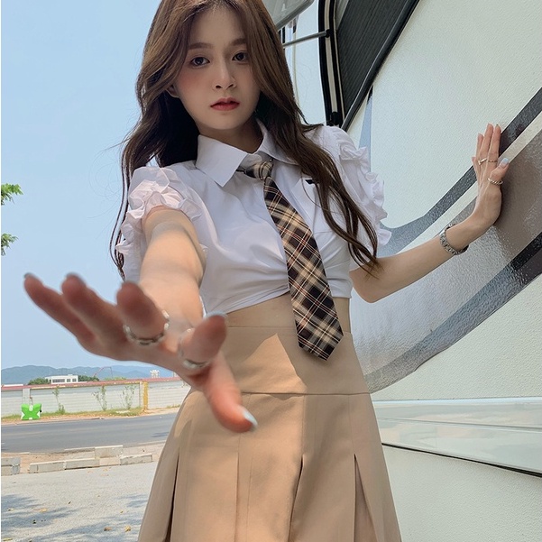 Áo sơ mi trắng croptop dáng ngắn tay bèo kèm cà vạt