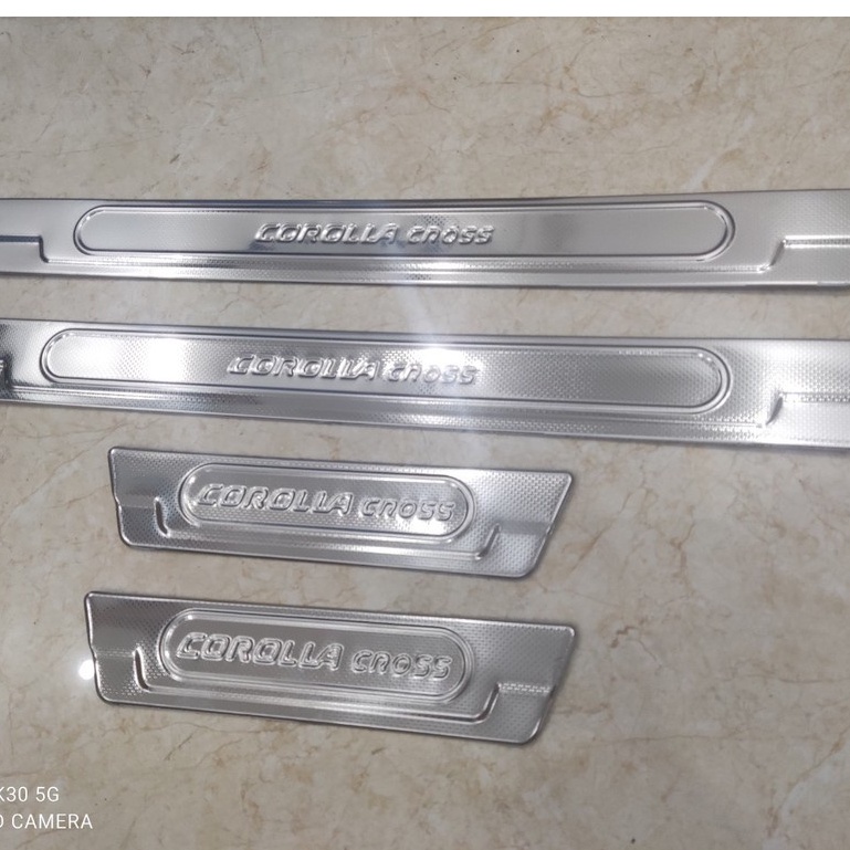 Ốp bậc cửa, Nẹp bước chân trong, ngoài xe Toyota Cross 2020- 2021- 2022 - 2023 Mẫu INOX cao cấp chống xước