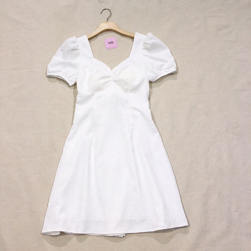 Váy tay ngắn hở lưng hoa nổi