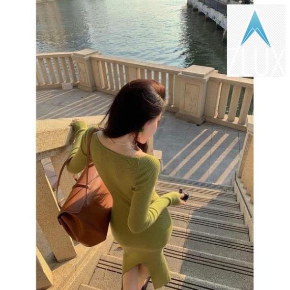 váy len ôm body cổ vuông cúp ngực dài tay xẻ tà dáng dài maxi sexy .