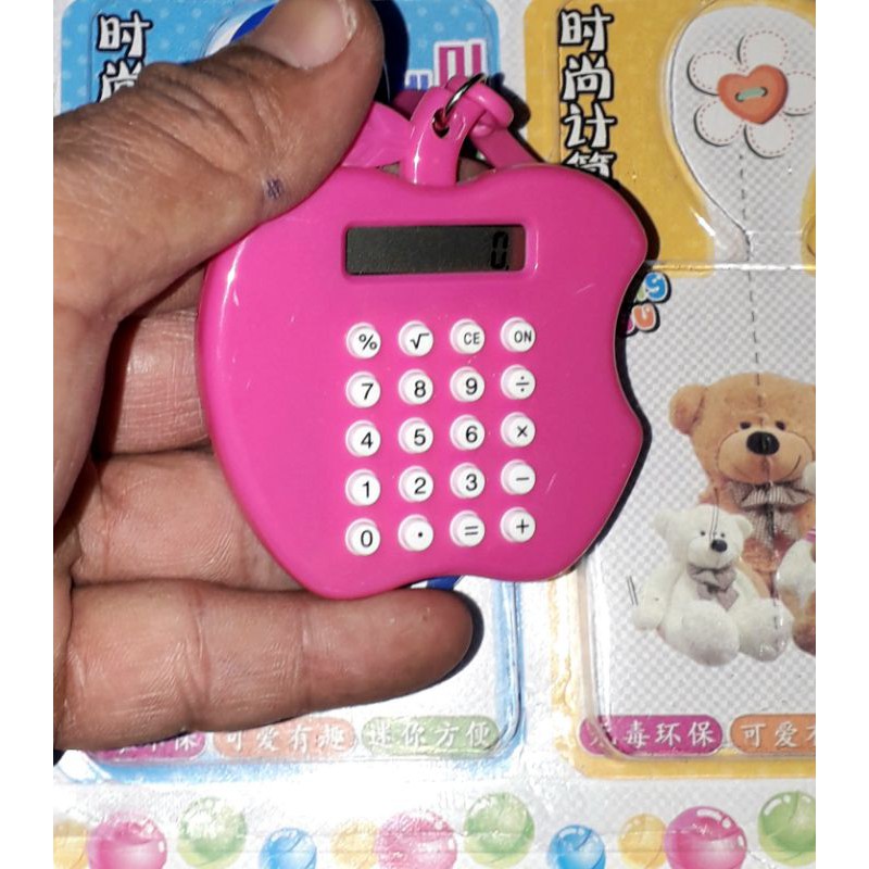 Một chiếc móc khóa kèm máy tính mini siêu dễ thương có nhiều hình dạng và màu sắc có sẵn pin