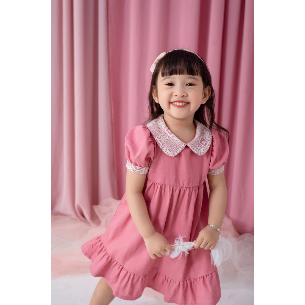 [LITTLE PINK] CAROLINE DRESS - Váy cổ sen đắp ren bé gái