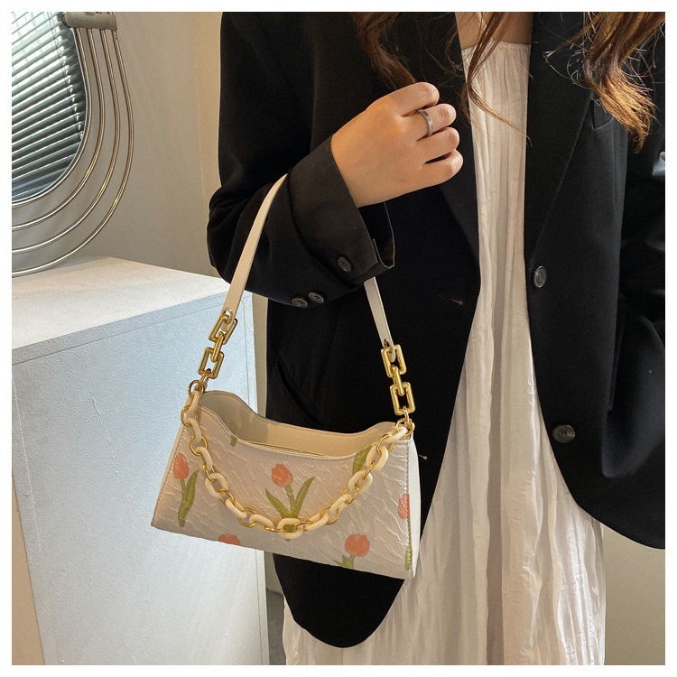 Túi xách nữ kẹp nách họa tiết hoa lá trẻ trung có chuỗi xích trang trí có hai màu trắng và xanh lá