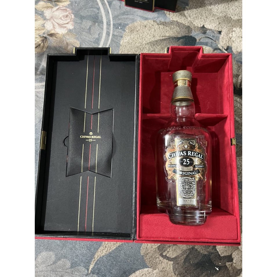 Vỏ chai rượu ngoại Chivas 25 dùng trang trí nhà cửa quầy bar phòng trà phòng khách.tủ