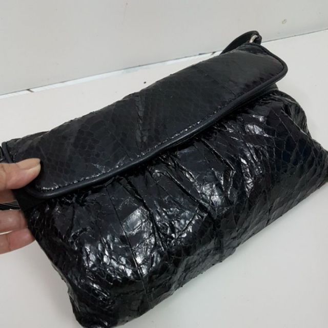 Túi chuẩn si. Túi chất da rắn hay da gì shop ko rành, khách xem kỹ nhé. Fom mang vai xinh, độ mới cao. Sz  25, cao 17.