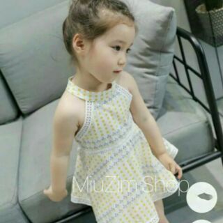 Váy chấm bi vàng