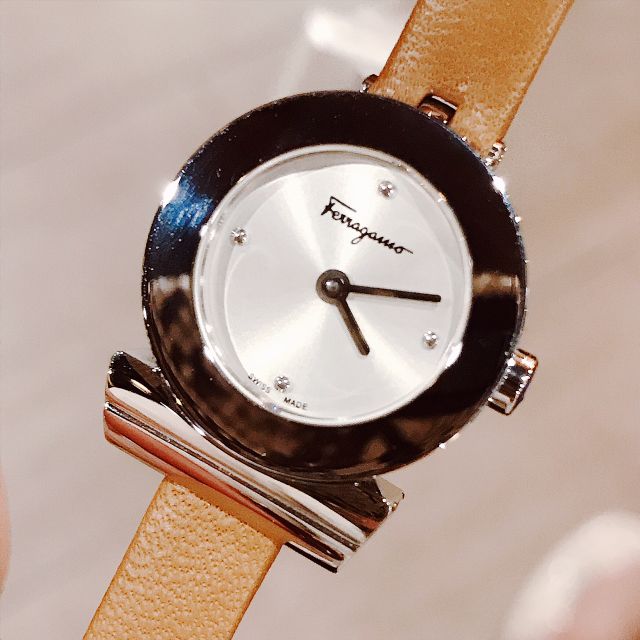 Đồng hồ nữ Salvatore Ferragamo Gancino F43010017 màu nâu tây cực đẹp