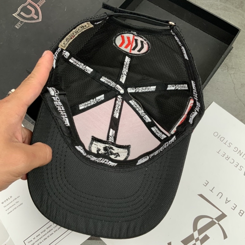 Nón Kết Ferrari Mạc Đỏ Full Tem Khoá Dán Thời Trang Nam Nữ