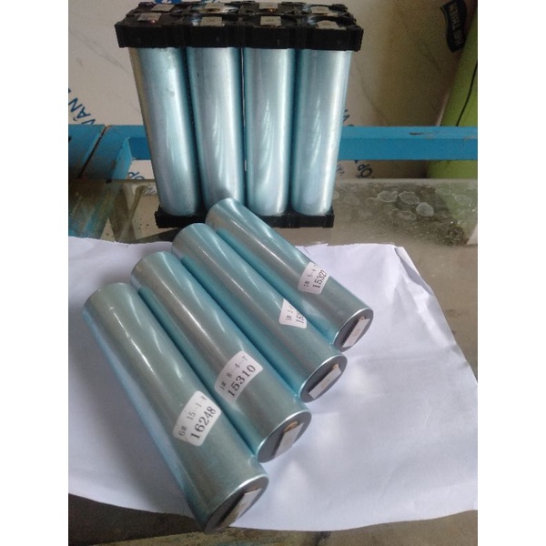 1 cell pin lifepo4 33140 3,2v_15ah max xả 250cca hàn 2 đầu kẽm ,tặng kèm khung